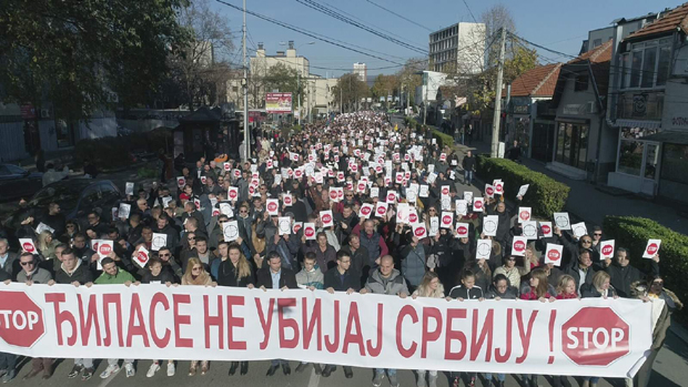 Протест у Нишу: Хиљаде људи се окупило да подржи Вучића после насловница у “Нину и “Данасу” 
